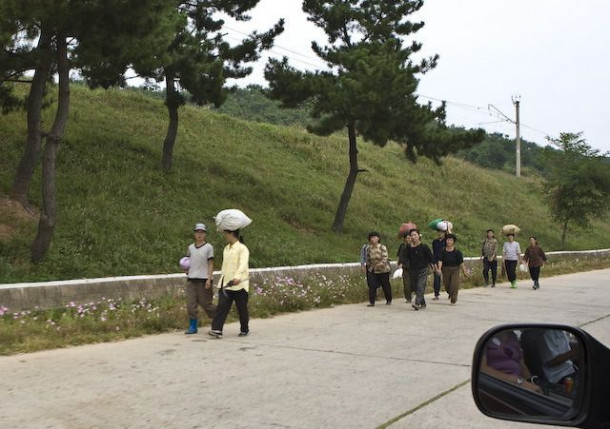 Северная Корея. Дорога и обочина