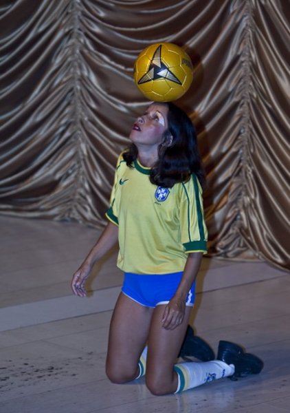 Бразильские футболисты и танцовщицы