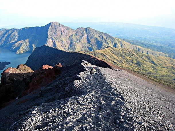 Вулкан Ринджани: одно восхождение и одно извержение