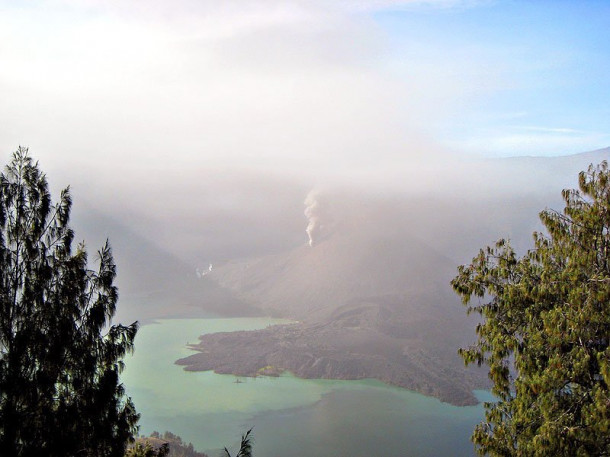 Вулкан Ринджани: одно восхождение и одно извержение