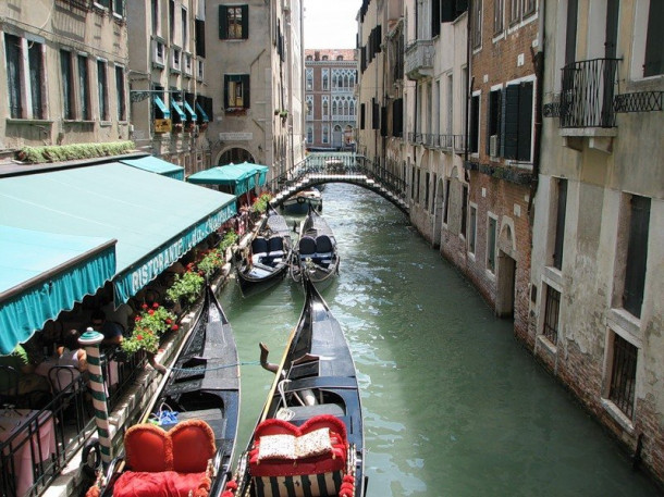 Венеция, город каналов и дворцов, а также масок и негров, продающих сумки.