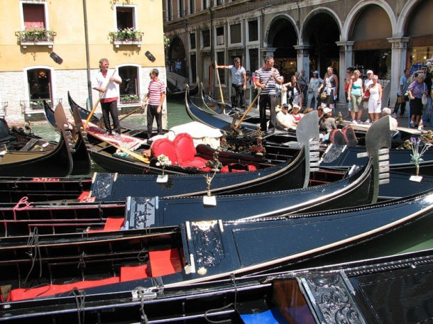 Венеция, город каналов и дворцов, а также масок и негров, продающих сумки.