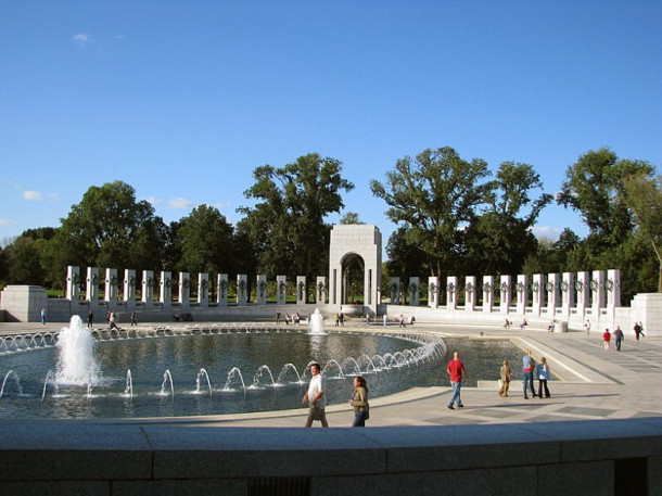 Washington. World War II Memorial. Reflecting pool. Lincoln Memorial.