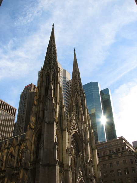 New York. St. Patrick\'s Cathedral. Intrepid.