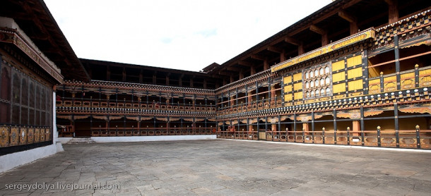 Дзонг (крепость-монастырь) в Паро
