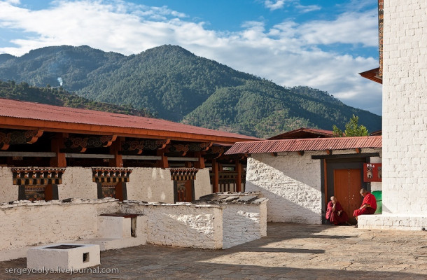 Главный дзонг Бутана и лучники