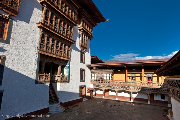 Главный дзонг Бутана и лучники