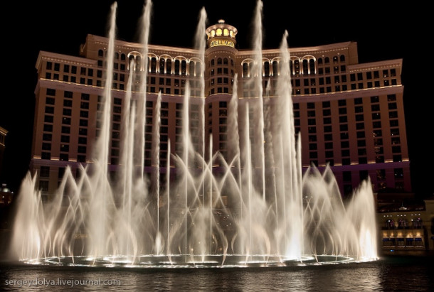 Фееричное шоу фонтанов в Лас Вегасе