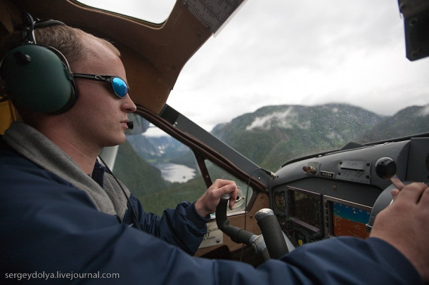 Полет на гидросамолете над туманными фьордами Аляски