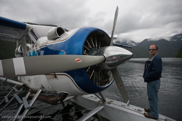 Полет на гидросамолете над туманными фьордами Аляски