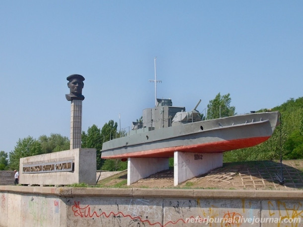 Волгоград. Бомба-памятник и катер БК-13.