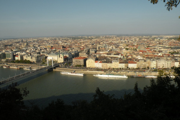 Танцевала осень золотая, где-то в Будапеште над Дунаем.....
