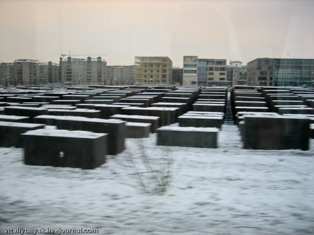 Смертельная стена Берлина и восстановленный Рейхстаг