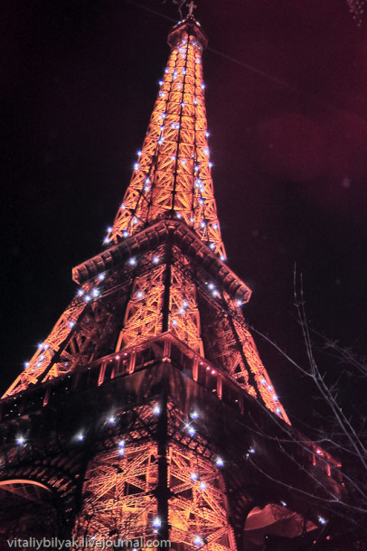 Сверкающие новогодние огни Парижа