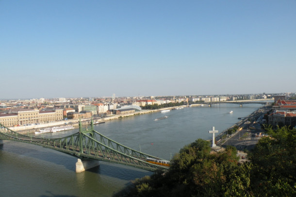 Танцевала осень золотая, где-то в Будапеште над Дунаем.....